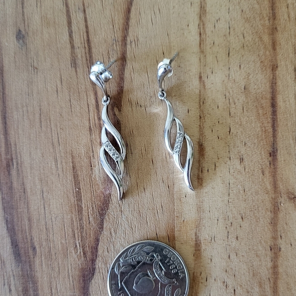 Elegant Silver Twisted Earrings - Picture 1 of 2